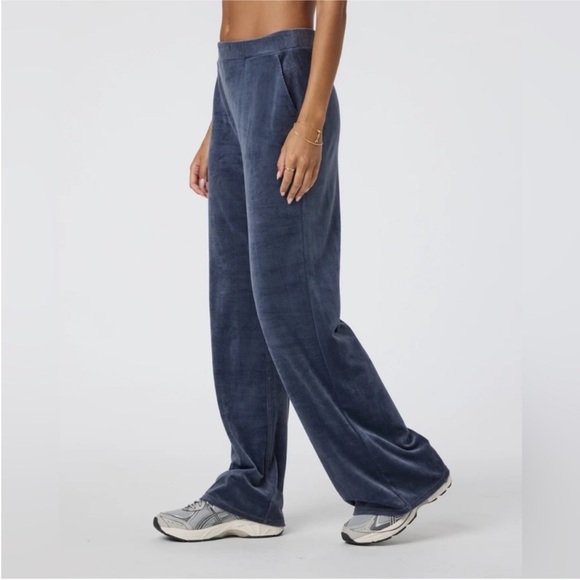 Vuori Haven Wideleg Pants in Azure - Picture 2 of 12